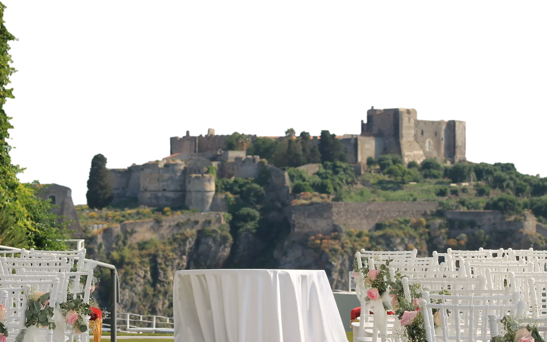 Cerimonia all’aperto allestita sulla terrazza di Villa Hera, con il Castello di Milazzo sullo sfondo.